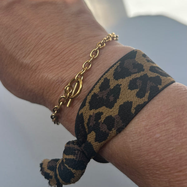 SAMPLE Gold coloured t-bar chain bracelet.